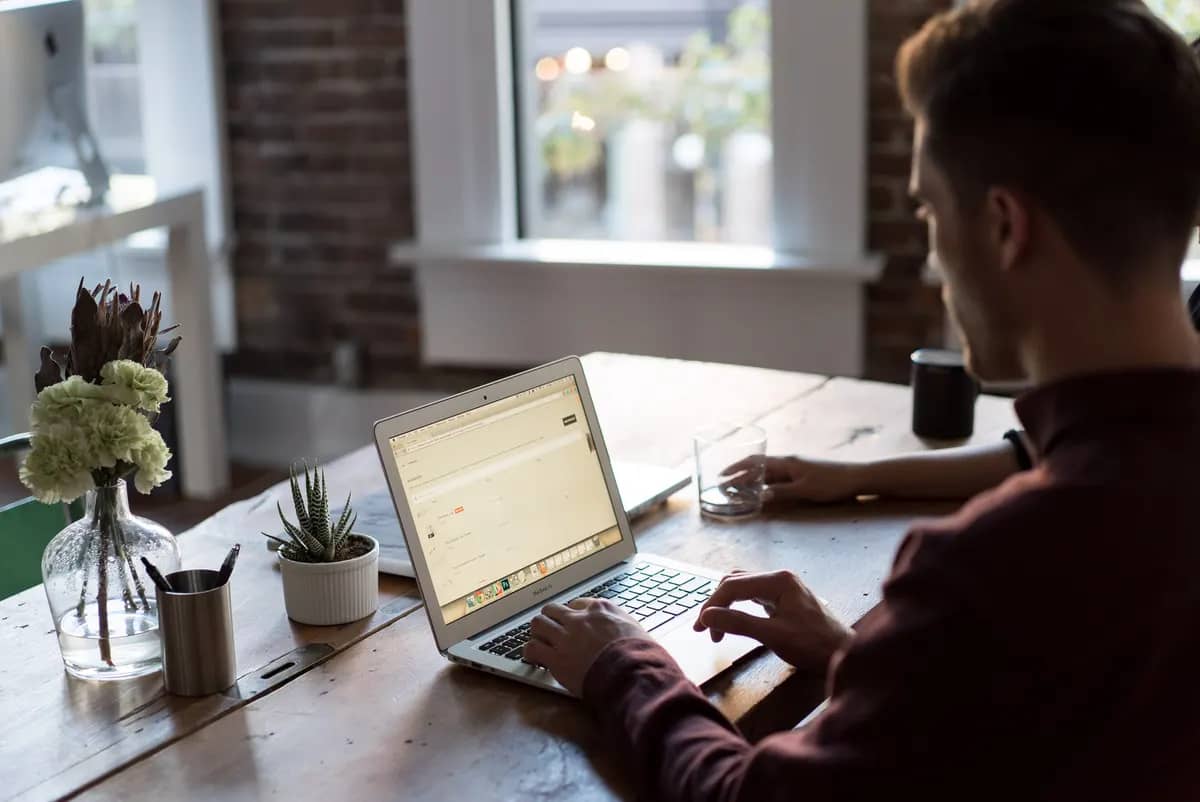 How to write an ATS-friendly resume with AI: a step-by-step guide